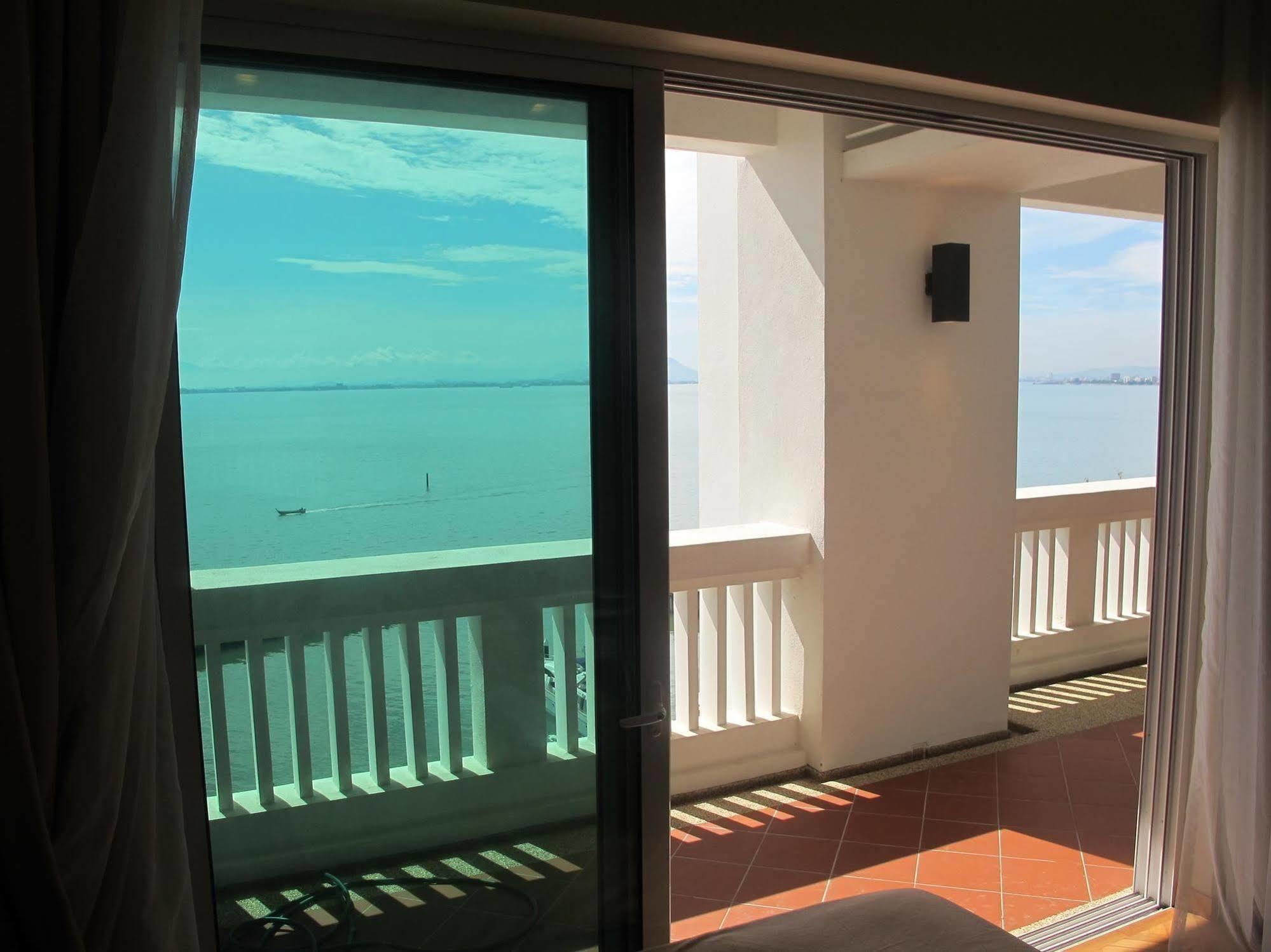 Luxury Suites @ Straits Quay Tanjung Bungah  Εξωτερικό φωτογραφία